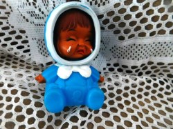 5" VINTAGE NATIVE PLASTIC SEATED DOLL, 3 FACE EXPRESSIONS, KNOB ON HEAD